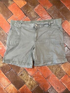 LEE size 20 olive green midrise shorts 6.6” inseam 3055